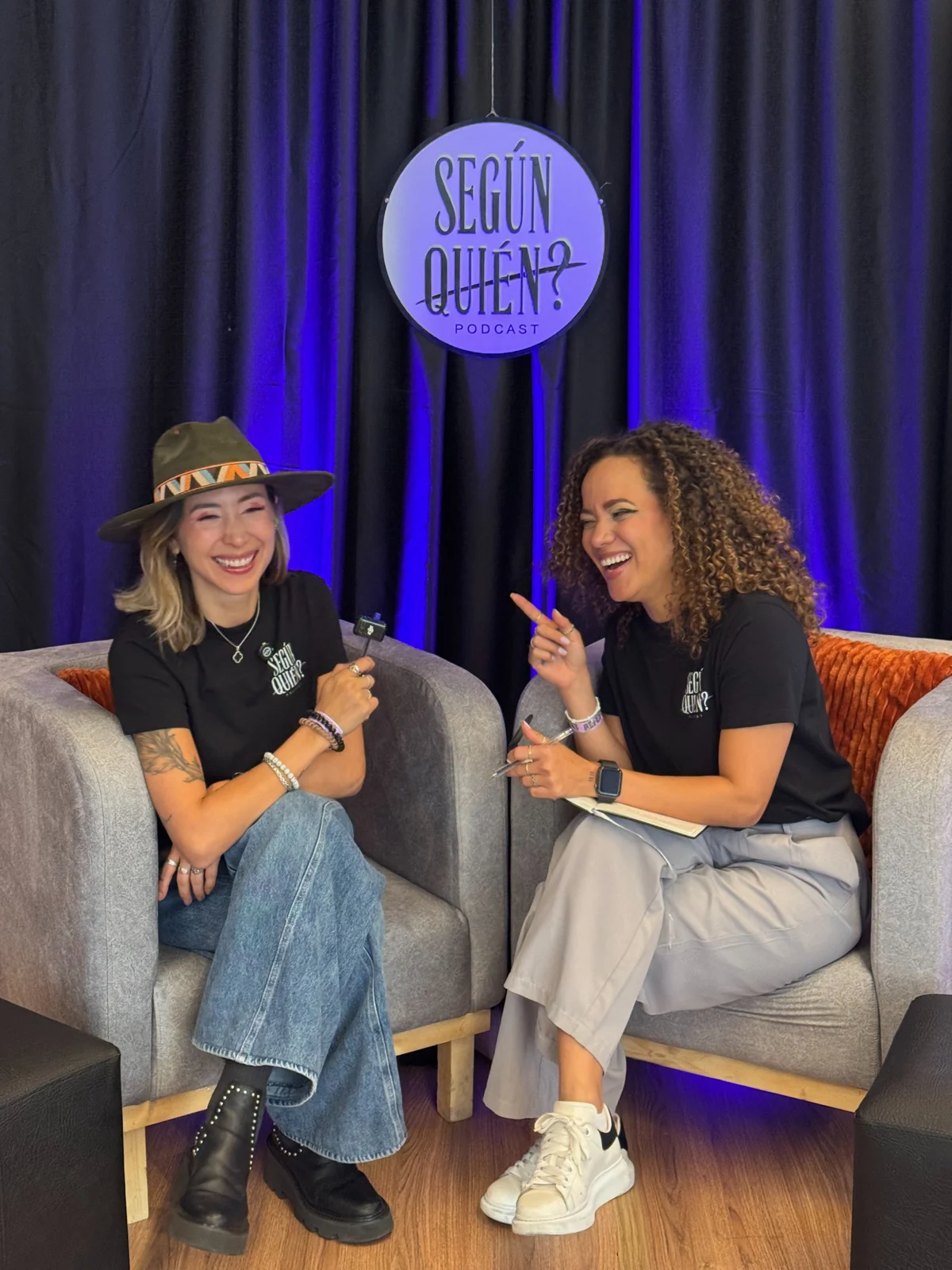 Tati y Eli, hosts de Según Quién Podcast, riendo en el set