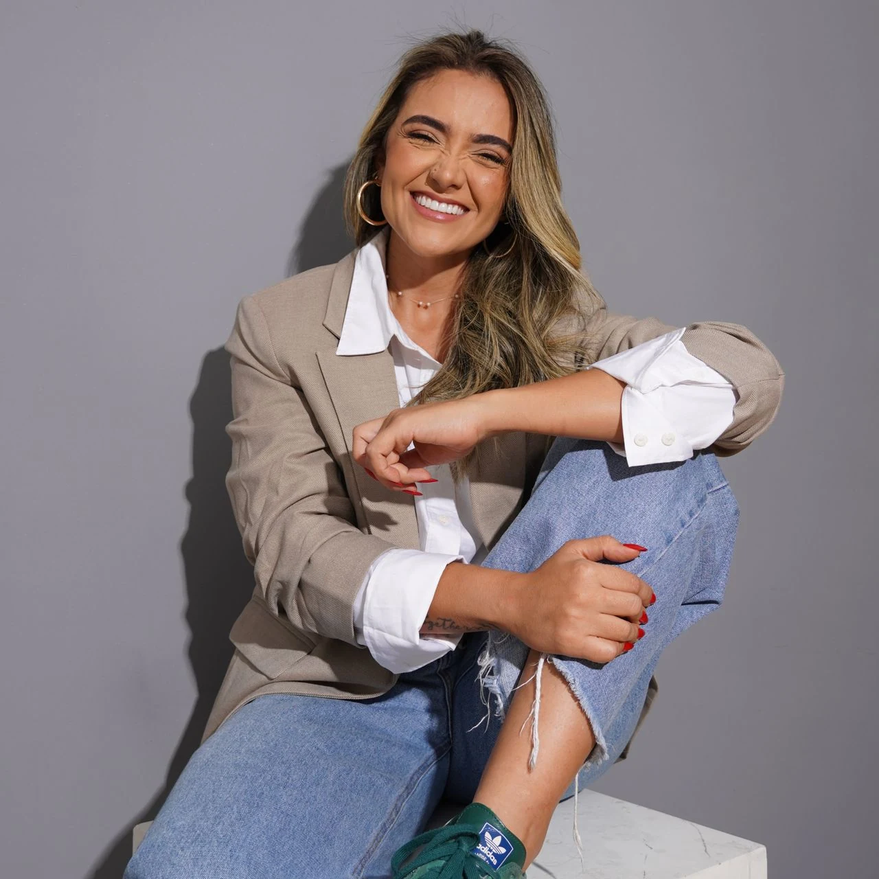Liney Dadiana Giraldo Hoyos, psicóloga clínica y sexóloga, sentada y sonriendo